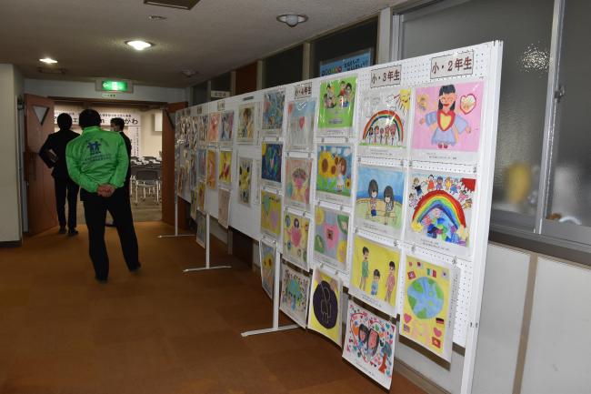 会場の前に展示された人権ポスター