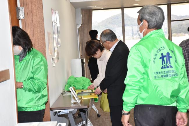 湯浅氏の著書を眺める来場者