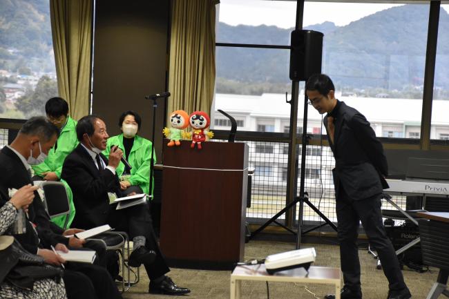 質問を受ける湯浅氏