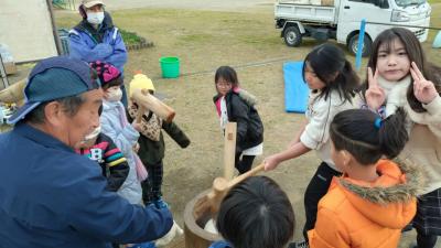 みんなでもちつきに