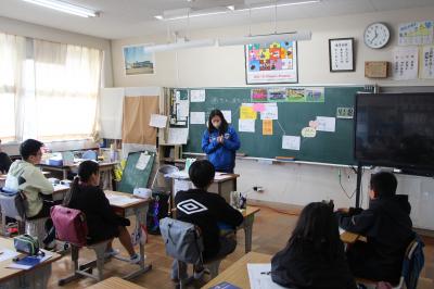 しゅうちゅうしてはなしをきくこどもたち