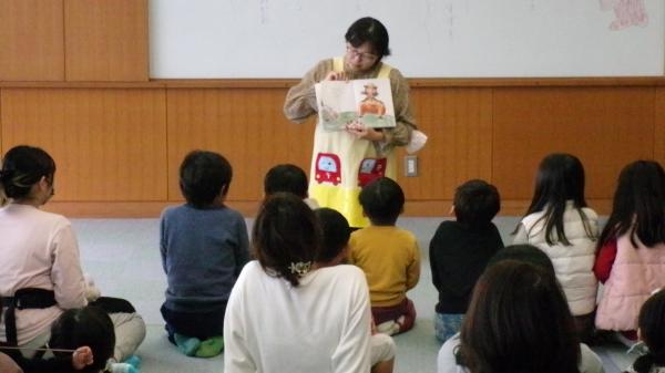 読み聞かせの様子２