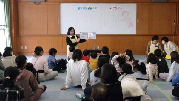 読み聞かせの様子4