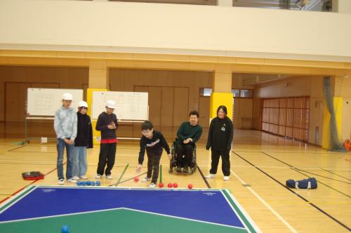 ボッチャボールを投げる瞬間