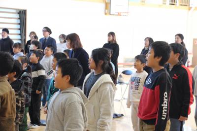 こうかをうたうこどもたち