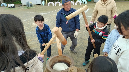 お餅つきの様子2