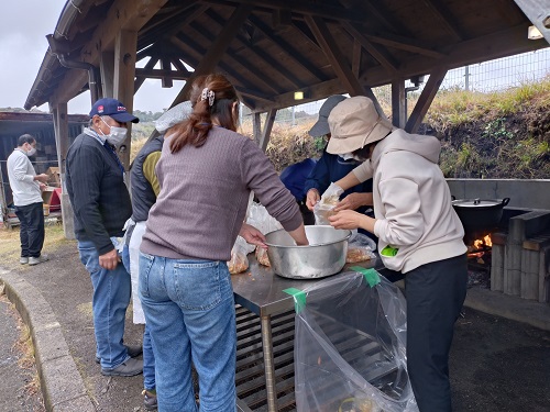 野外炊事の様子2