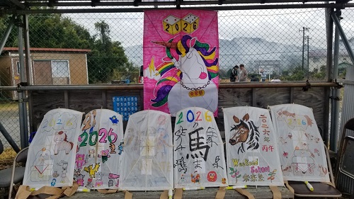 手作り凧を披露2