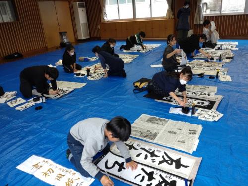 書き初めに挑戦する9人の様子