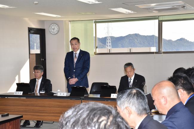 職員の前で年頭あいさつを行う佐々木久之市長