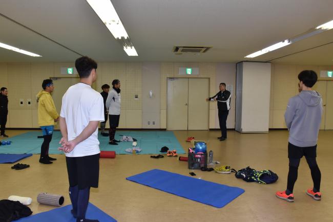 選手を激励する佐々木市長の写真