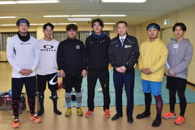 自主トレに参加する選手と佐々木市長の記念写真