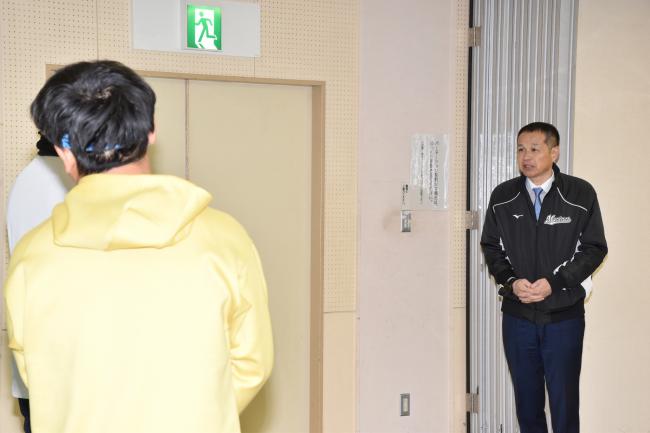 激励の言葉を送る佐々木市長