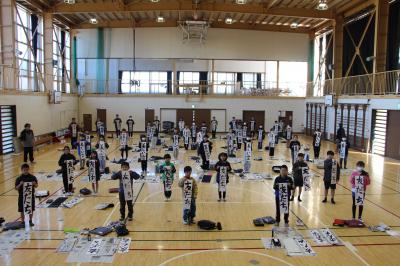 さくひんをもってぜんたいさつえい