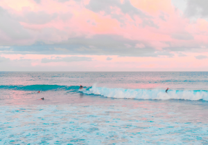 ピンク色に染まる前原海岸