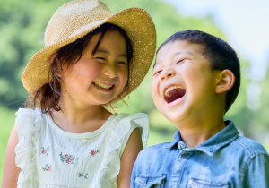 笑顔を見せる姉弟の写真