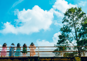 青空と子どもの写真