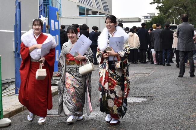 受付から式典会場に向かう参加者の写真