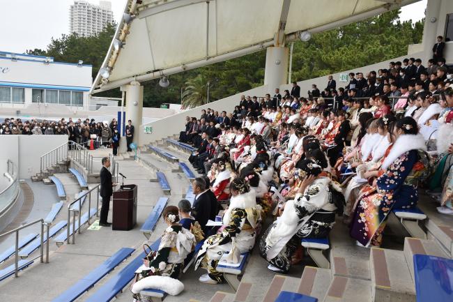 市長の話を聞く式典参加者の写真