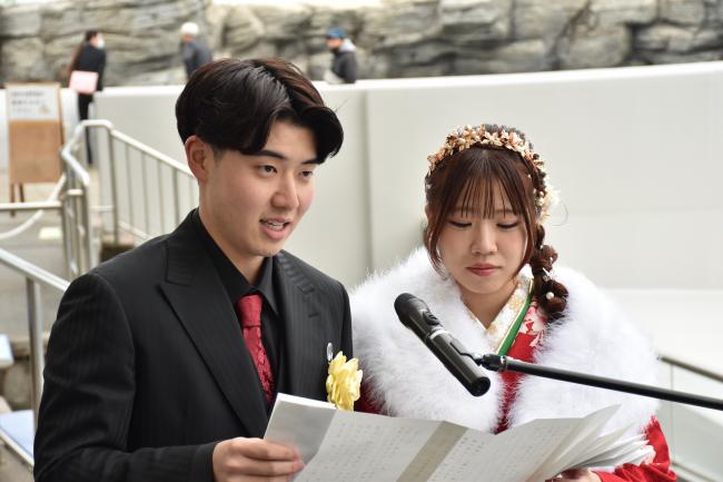 代表謝辞を発表する髙橋さんの写真