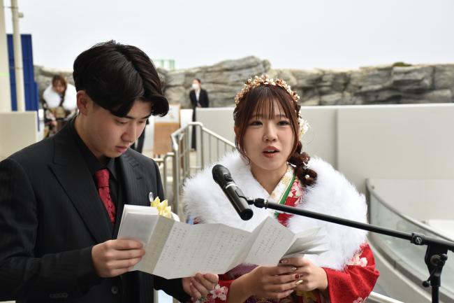 代表謝辞を発表する尾形さんの写真