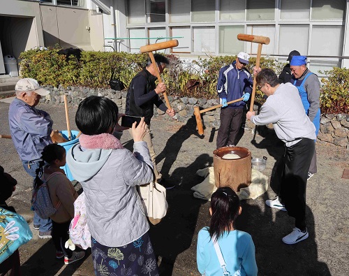 餅つき体験の様子1
