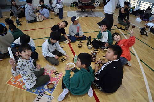 お餅を食べている様子