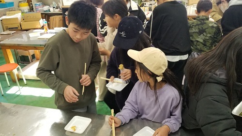 お餅食べる様子1