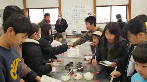 お餅食べる様子2