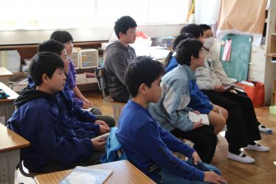 がめんをみるこどもたち