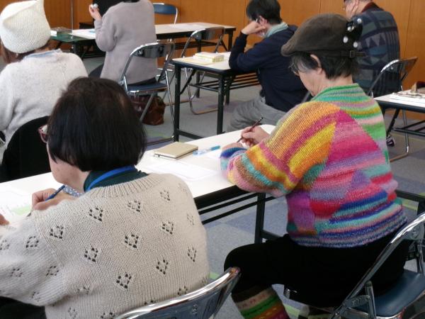 俳句を作る受講者1