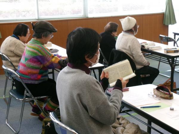 俳句を作る受講者2