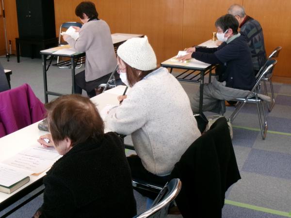 俳句を作る受講者3