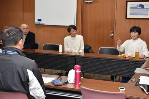 意見を言う市民