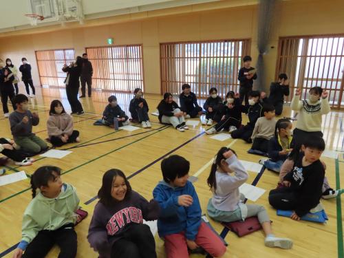 楽しんでいる小学生