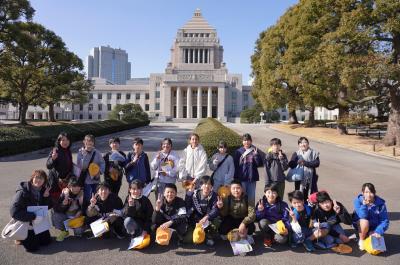 こっかいのまえできねんさつえい