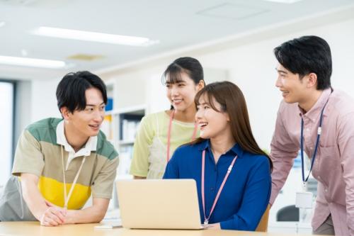 男女が働いている写真