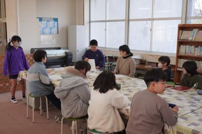 としょいいんかいのようす