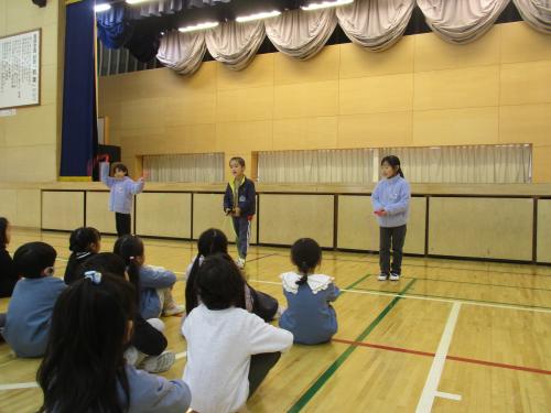 体育館で説明する1年生