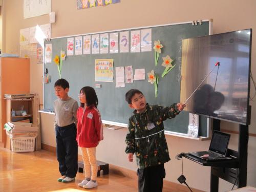 指示棒を使って説明する1年生