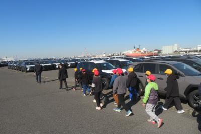 みなとにならんでいるくるま