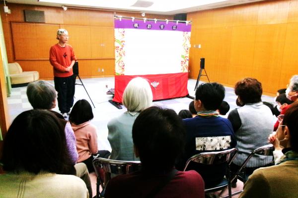 はじめのあいさつをするパフォーマーの晴琉屋フンさん