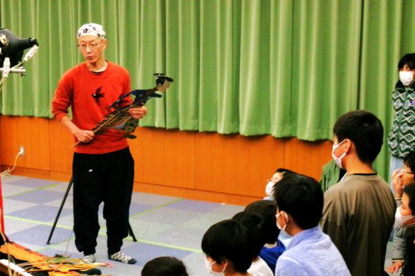 手作りの人形の説明をする晴琉屋フンさん