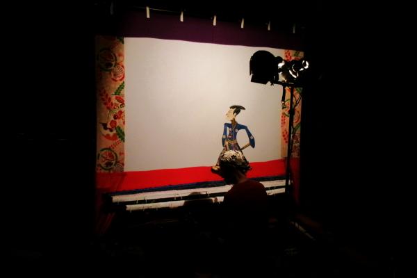 上演を再現し、操作の様子を見せる晴琉屋フンさん