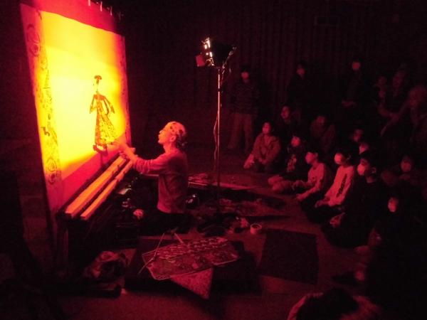 改めて影絵芝居の裏の様子を食い入るように見つめる観客