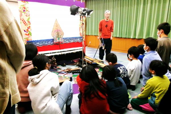 子どもたちの質問に答える晴琉屋フンさん