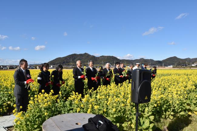 カットした菜の花を手にもつ参加者たちの写真