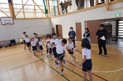 よんはんのながなわとび