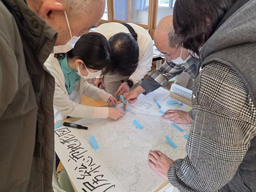 白地図へ避難所にいる外国人避難者を記録している