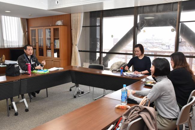 市長と参加者が談笑している写真